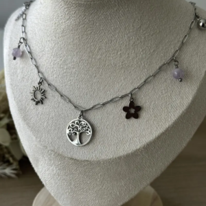 Collier Lia argenté avec breloques arbre de vie, soleil et fleur en acier inoxydable