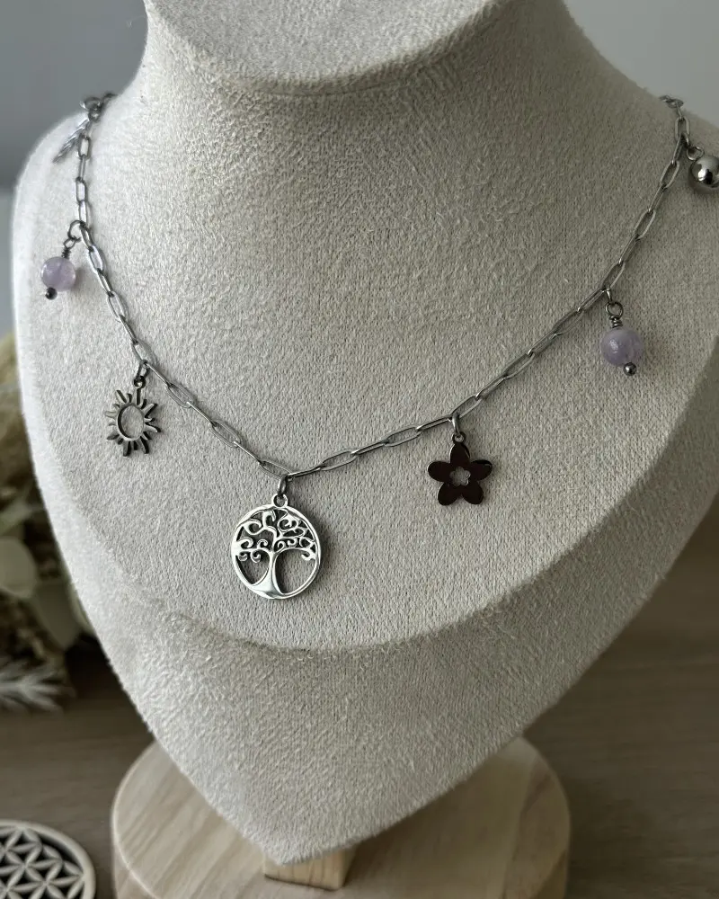 Collier Lia argenté avec breloques arbre de vie, soleil et fleur en acier inoxydable