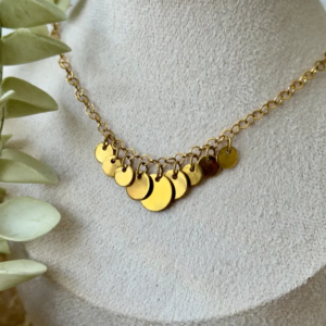 collier Novéa acier inoxydable doré avec pastilles rondes suspendues sur chaîne porté sur buste
