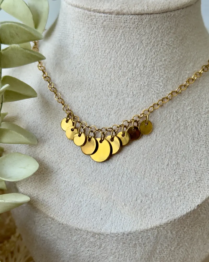 collier Novéa acier inoxydable doré avec pastilles rondes suspendues sur chaîne porté sur buste