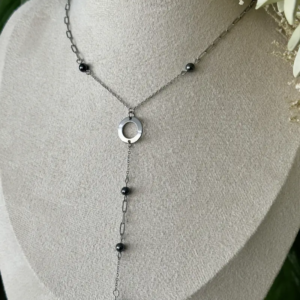 Collier Oréa hématite argenté avec chaîne fine et pendentif en Y