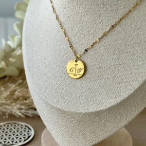 Collier personnalisé initiales doré avec médaille gravée et lettres entrelacées