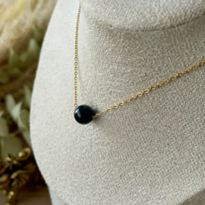 Collier personnalisé pierre de vie en pierre naturelle noire sur chaîne dorée