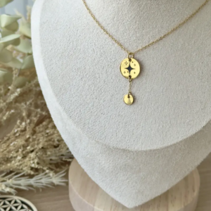 Collier Primya personnalisé gravé doré porté avec médaille motif étoiles