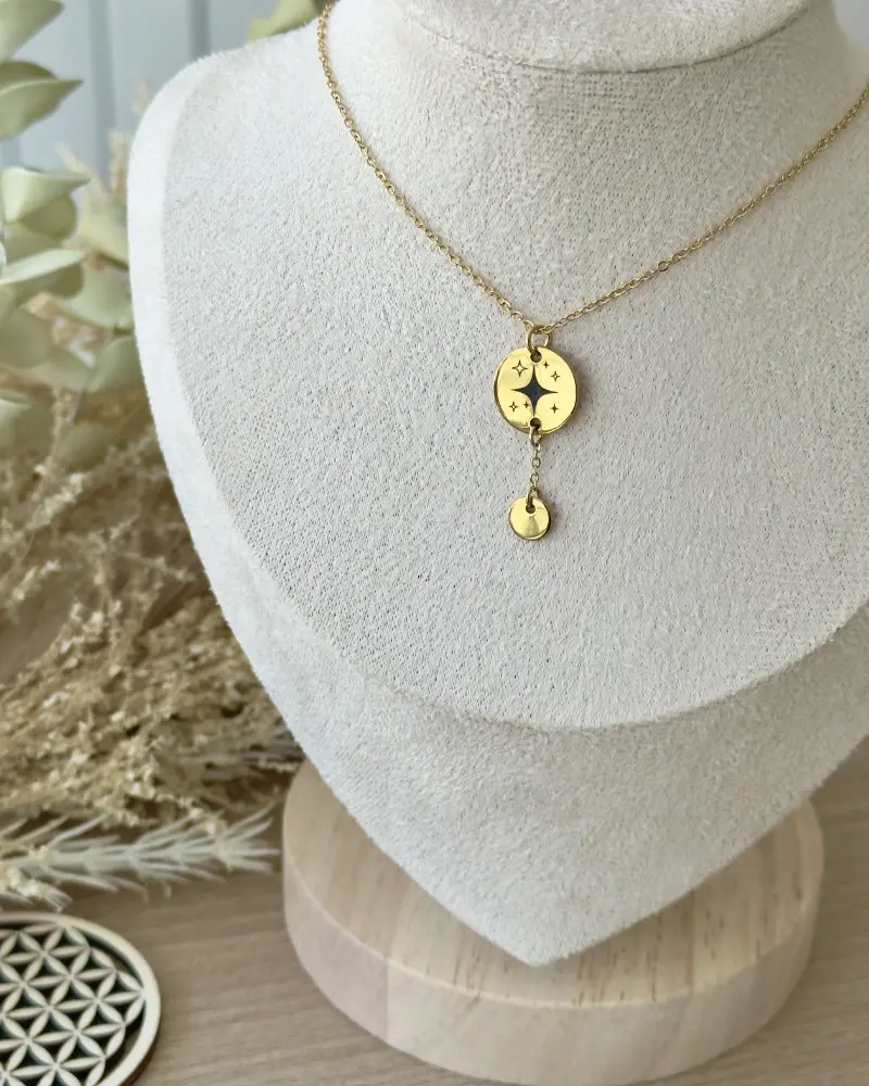 Collier Primya personnalisé gravé doré porté avec médaille motif étoiles
