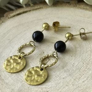 détail boucles d oreilles tourmaline noire perle 8mm anneau torsadé médaille texturée acier doré
