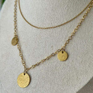 collier double chaine acier inoxydable dore dolia avec pampilles texturees portees
