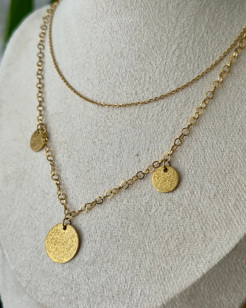 collier double chaine acier inoxydable dore dolia avec pampilles texturees portees