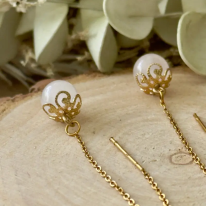 détail boucles d’oreilles perle ornée quartz rose chaîne délicate acier inoxydable doré