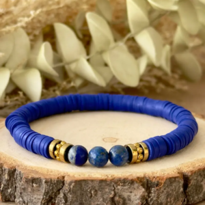Bracelet Ligne Heishi perles heishi bleu vue détaillée avec pierres naturelles lapis lazuli et finitions dorées