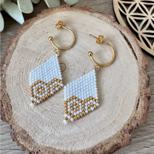 Boucles d’oreilles Miyus tissées blanc et doré sur support bois – création artisanale - Perles de Miyuki