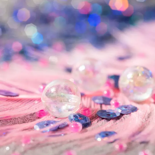 Perles en pierres naturelles sur fond rose