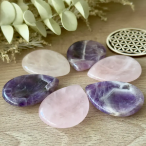 pierre de souci améthyste et quartz rose en forme de goutte vue d’ensemble pierres naturelles