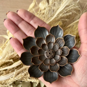 Porte-encens lotus tenu en main format moyen