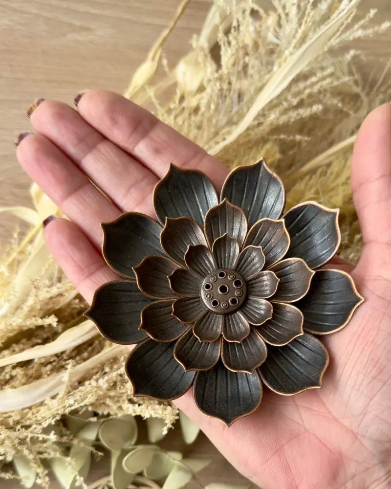 Porte-encens lotus tenu en main format moyen