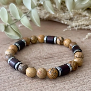 Vue du bracelet homme Jaspe Paysage & Bois mettant en valeur les nuances naturelles du jaspe paysage, le bois et les finitions en acier inoxydable.