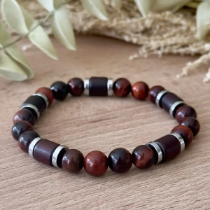 Bracelet homme Œil de Taureau & Bois composé de pierres naturelles d'œil de taureau, de bois naturel et d'acier inoxydable.