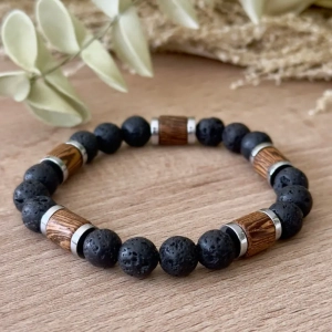 Vue du bracelet homme Pierre de Lave & Bois mettant en valeur la pierre de lave naturelle, le bois naturel et les finitions en acier inoxydable.