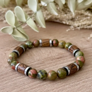 Bracelet homme Unakite & Bois composé de pierres naturelles d'unakite, de bois naturel et d'acier inoxydable.