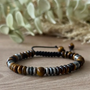 Vue de face du bracelet homme Le Kairo avec perle centrale en œil de tigre, rondelles d'hématite et fermeture macramé réglable.