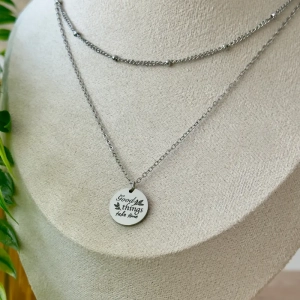 Collier Citation Good Things Take Time argenté en acier inoxydable avec double chaîne et médaille gravée de 15 mm.