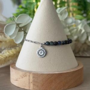 Bracelet personnalisé L'Initiale Mandala en acier inoxydable argenté avec chaîne trombone, pierres naturelles de 4 mm et médaille gravée.