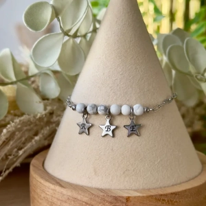 Bracelet personnalisé Les Étoiles Précieuses en howlite – 3 étoiles gravées